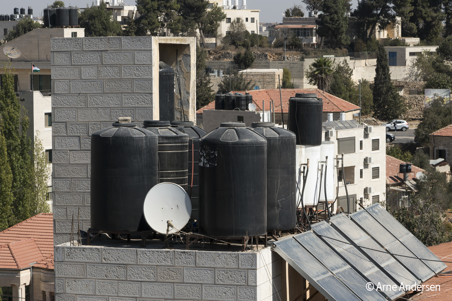 Da die Israelis immer wieder für Palästinenser die Wasserversorgung blockieren, erkennt man palästinensische Häuser an den schwarzen Wassertanks auf den Dächern