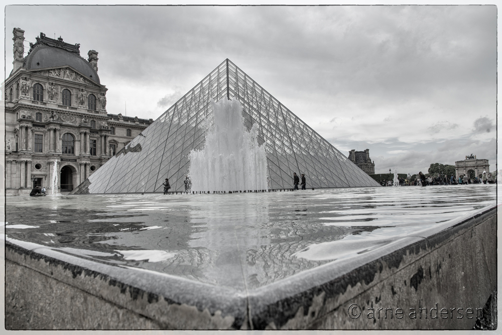 Louvre mit Wasserfontäne
