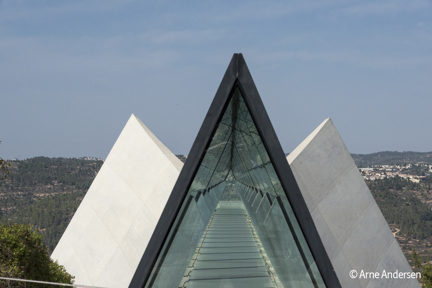 Museum Yad Vashem. Die Architektur ist problematisch, Nach dem Grauen öffnet sich das Museum in die weite palästinensische Landschaft, Die Vertreibung der Palästinenser kann nicht die Lösung sein.