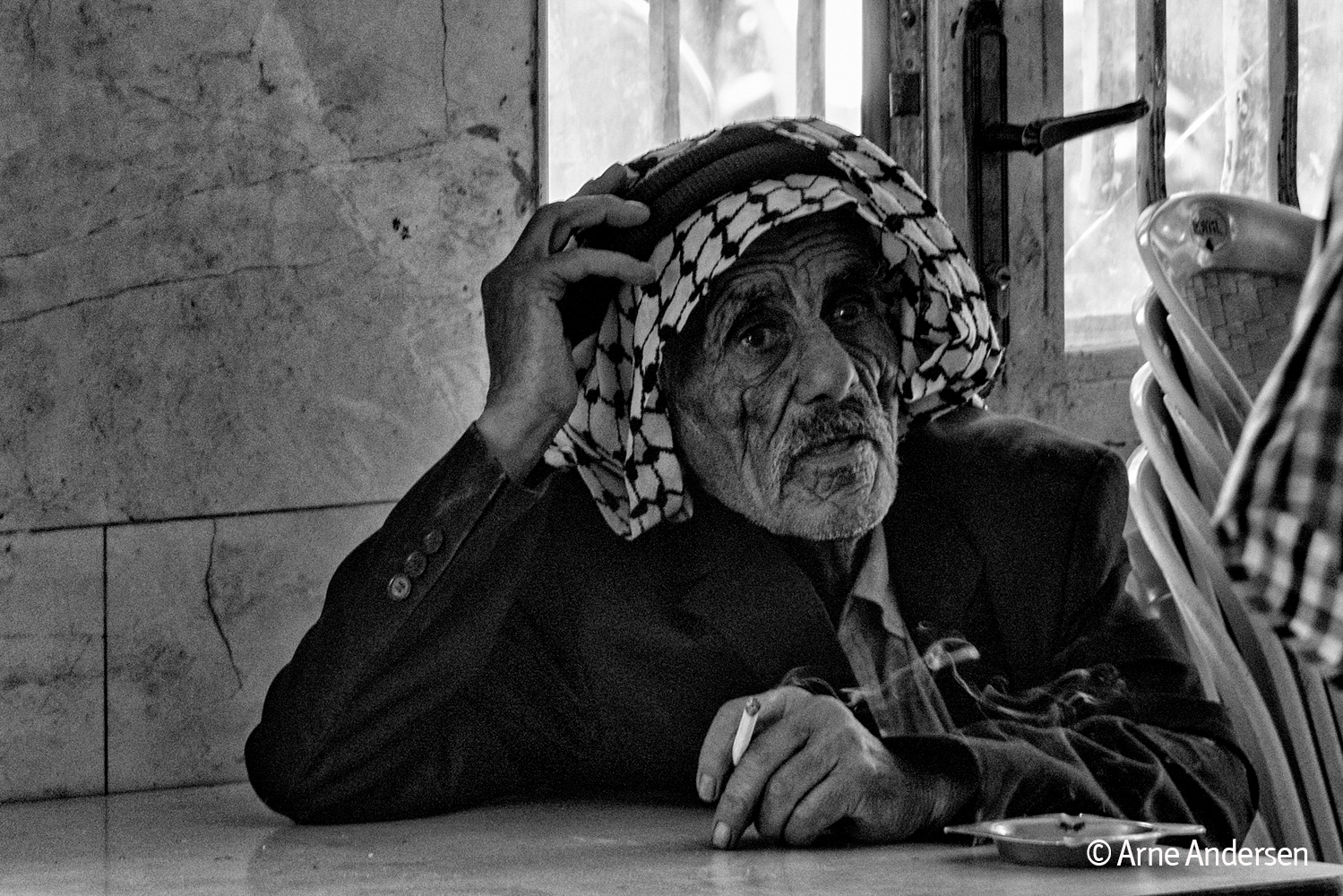 Alter Palästinenser in einer Teestube in Ramallah